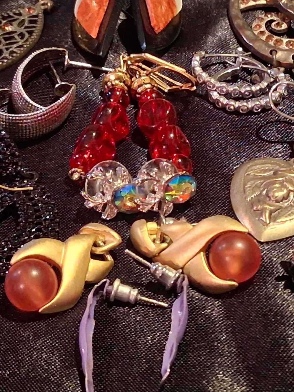 Silk Padded Jewelry Box with 30 Assorted Vintage Earrings - Picture 9 of 10